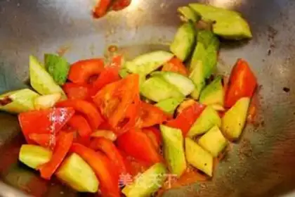 Make Tomato cucumber fried goose eggs step 3