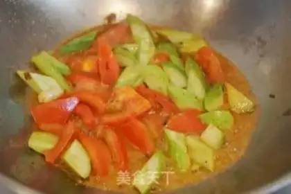 Make Tomato cucumber fried goose eggs step 4
