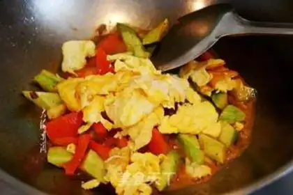 Make Tomato cucumber fried goose eggs step 5