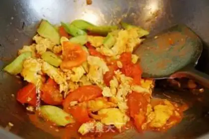 Make Tomato cucumber fried goose eggs step 6