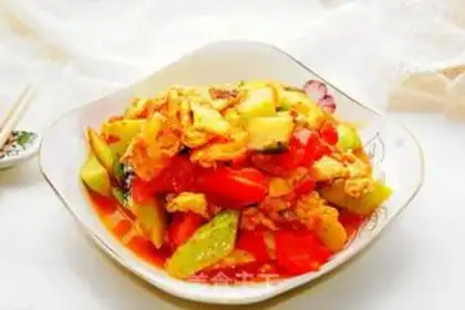 Make Tomato cucumber fried goose eggs step 7
