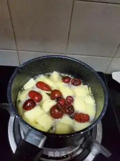 Make Apple black ginger date tea step 3