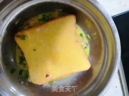 Make Egg-fried bread step 1