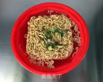 Make Egg sauce noodles step 1