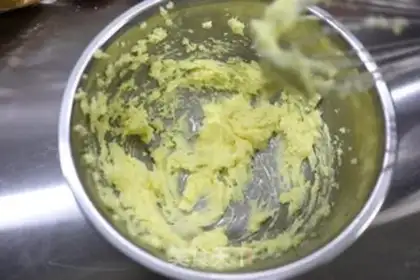 Make Little fresh sesame egg rolls step 1