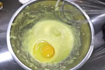 Make Little fresh sesame egg rolls step 2
