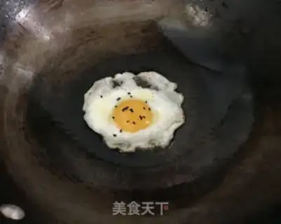 Make Egg sauce noodles step 4