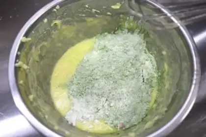 Make Little fresh sesame egg rolls step 3
