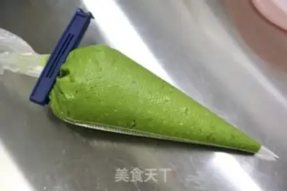 Make Little fresh sesame egg rolls step 5