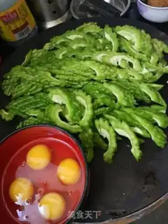 Make Scrambled eggs step 1