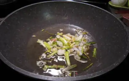 Make Onion sauna step 1