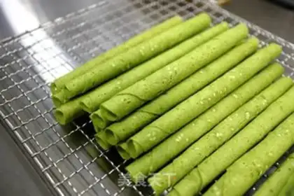 Make Little fresh sesame egg rolls step 10