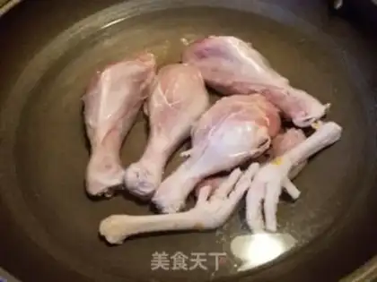 Make Chicken-legged soya soup step 1