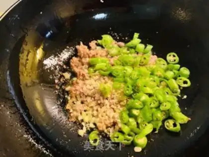 Make Pyramid peppers with dry beans step 3