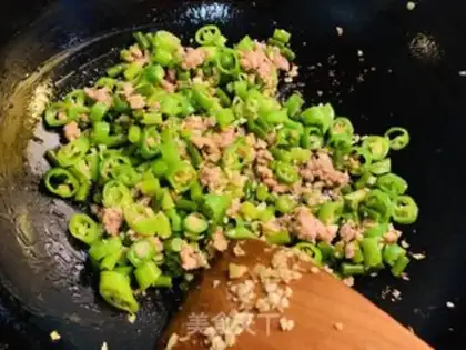 Make Pyramid peppers with dry beans step 5