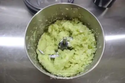 Make Egg cabbage brown wheat dumplings step 5