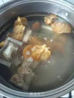 Make Monkey mushroom cavity soup step 1