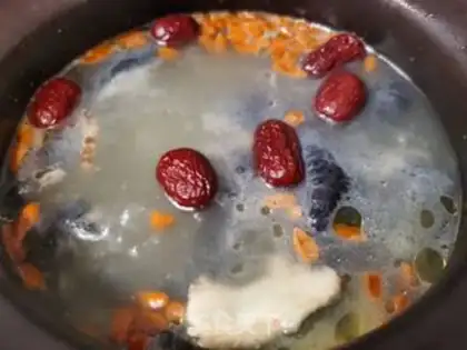 Make Red-tree chicken soup step 2