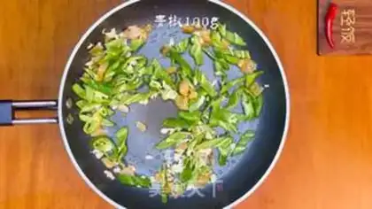 Make Squeeze the green pepper and make the fragrance step 2