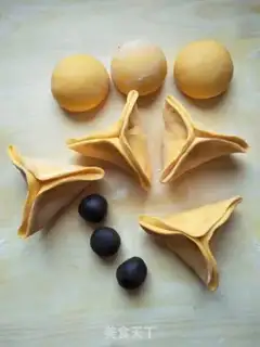 Make Pumpkin black-sesame triangle step 3