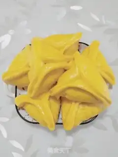 Make Pumpkin black-sesame triangle step 6