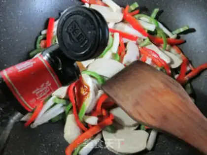 Make Seafood mushrooms with peppers and sour chickens step 5