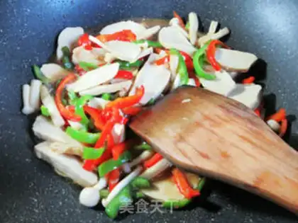 Make Seafood mushrooms with peppers and sour chickens step 7