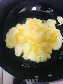 Make Tomato fried eggs step 1
