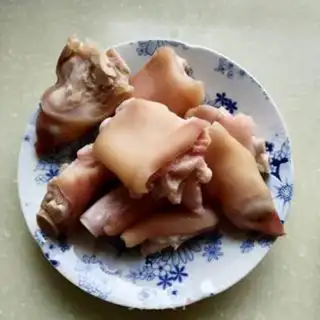 Make Red burning pig hoof step 1