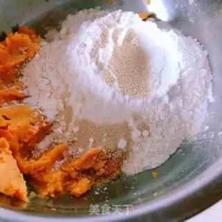 Make Coarse granulates of red potato buns step 2