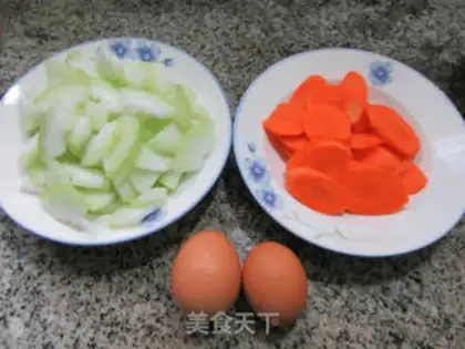 Make Carrot egg plaque soup step 0