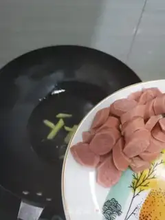 Make Orchid makes hot dogs step 4