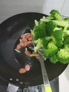 Make Orchid makes hot dogs step 5