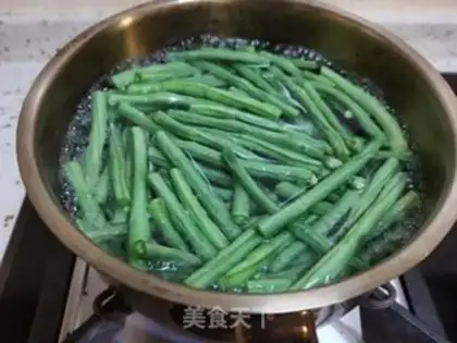 Make Sesame sauce with beans step 1