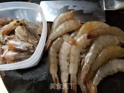 Make A fan with garlic on his back shrimp step 1