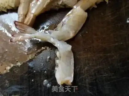 Make A fan with garlic on his back shrimp step 2