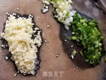 Make A fan with garlic on his back shrimp step 3
