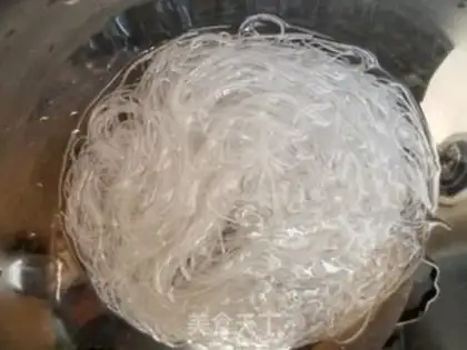Make A fan with garlic on his back shrimp step 4