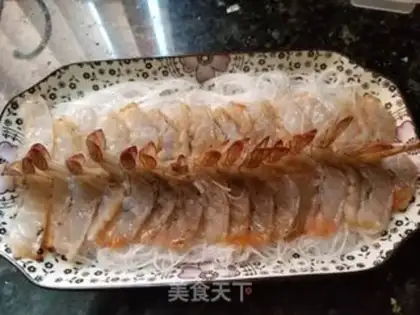Make A fan with garlic on his back shrimp step 6