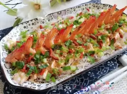 Make A fan with garlic on his back shrimp step 14