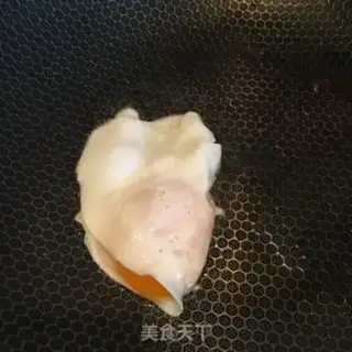 Make The onion is full of egg soup step 1