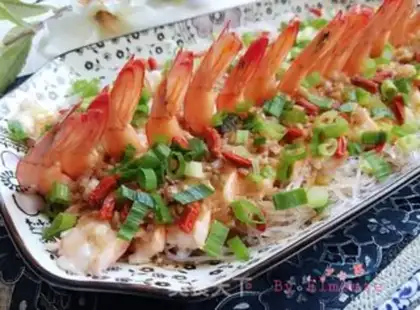 Make A fan with garlic on his back shrimp step 15