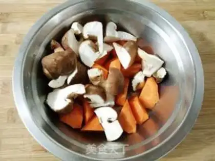 Make Red-burned bamboo mushroom carrots step 1