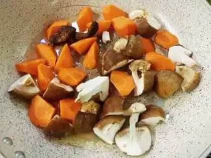 Make Red-burned bamboo mushroom carrots step 2