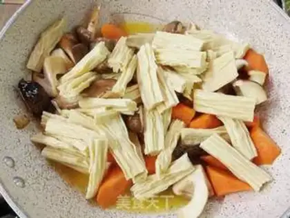 Make Red-burned bamboo mushroom carrots step 3