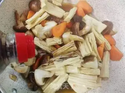 Make Red-burned bamboo mushroom carrots step 4
