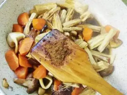 Make Red-burned bamboo mushroom carrots step 5