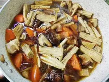Make Red-burned bamboo mushroom carrots step 6