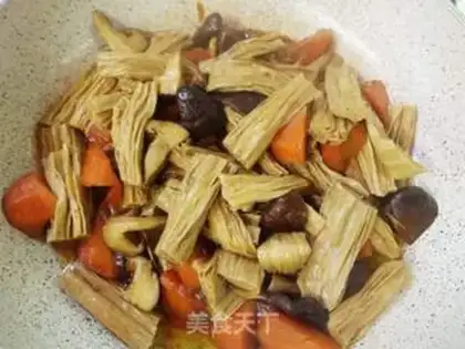 Make Red-burned bamboo mushroom carrots step 7