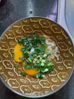 Make Shrimp onion fried eggs step 1